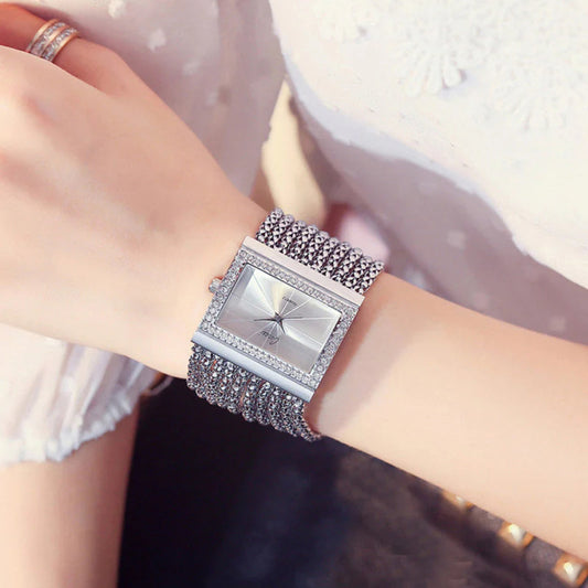 ⌚ Elegantní čtvercové hodinky se štrasovými kamínky a pompony – váš nový oblíbený doplněk!