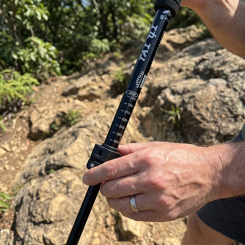 ⛰️Nastavitelná turistická hůl z hliníkové slitiny – odolná, tlumící nárazy, lehká 🌲