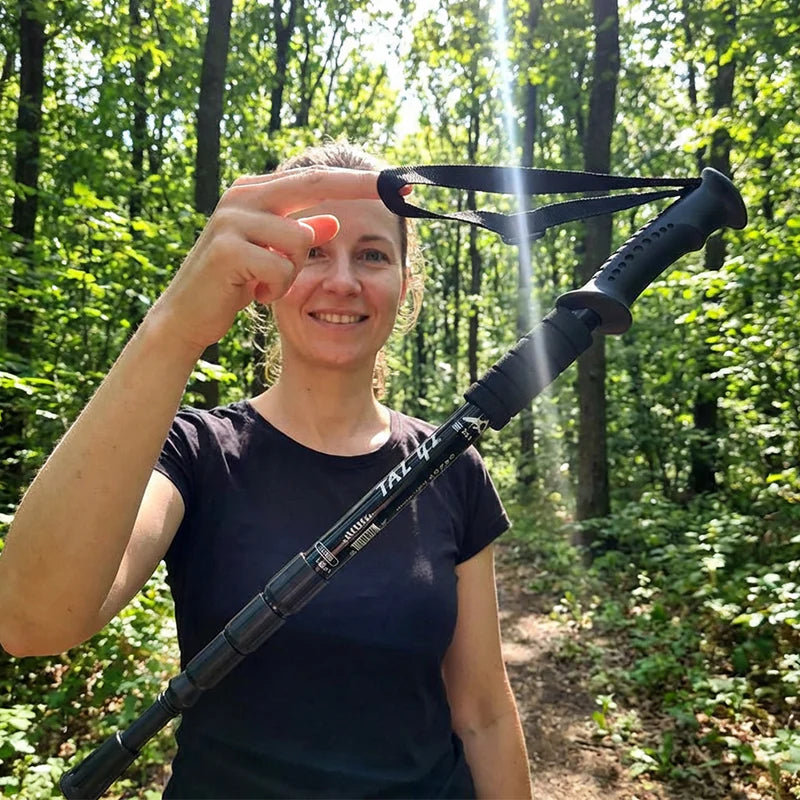 ⛰️Nastavitelná turistická hůl z hliníkové slitiny – odolná, tlumící nárazy, lehká 🌲