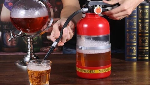 🧯 Kbelík na pivo ve tvaru hasicího přístroje – 2 litry ruční výčep ⚽🍺