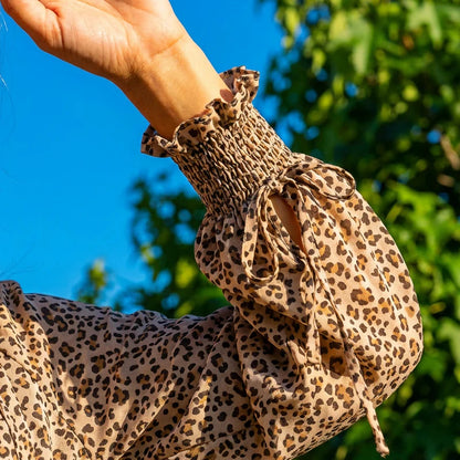 Dámské minišaty s výstřihem do V, dlouhými rukávy a volánky na lemu